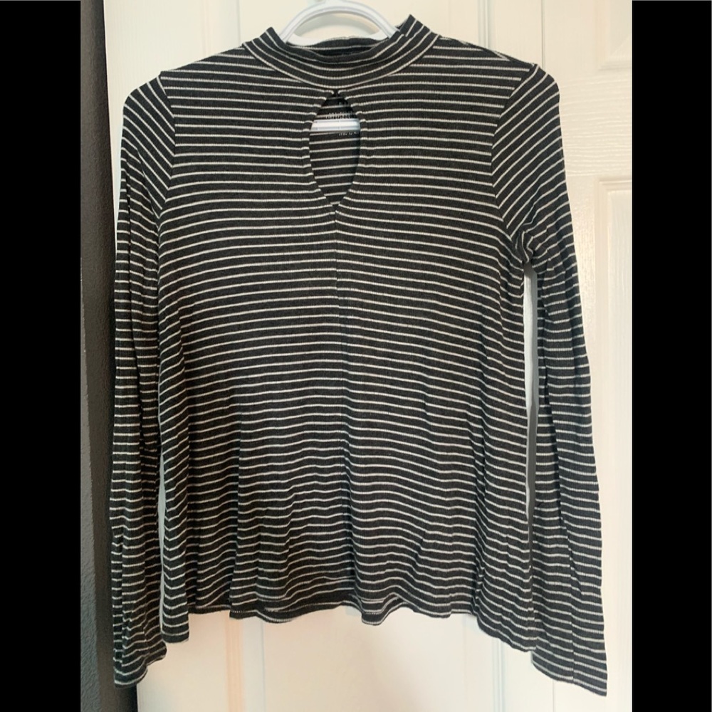 American Eagle Key hole long sleeve